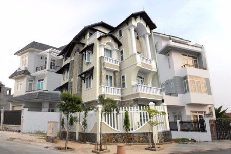 Giao dịch biệt thự, nhà liền kề "đốt nóng" thị trường bất động sản TPHCM