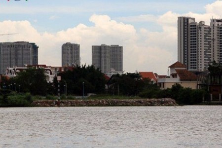 Bờ sông Sài Gòn quá tải vì các dự án nhà cao tầng