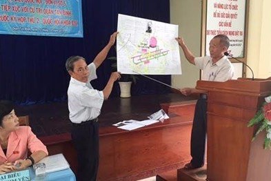 Cử tri TP.HCM mang bản đồ sân bay ra trình bày bức xúc