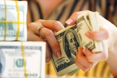 Chính phủ rướn vay, lãi suất giảm