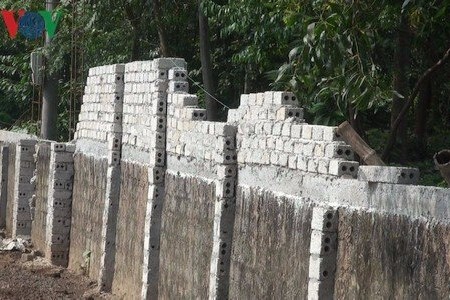 Thuộc diện di dời nhưng người dân vẫn xây nhà rầm rộ chờ đền bù