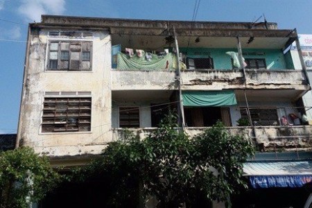 Nhiều khu chung cư, nhà tập thể xuống cấp, gây nguy hiểm cho người dân