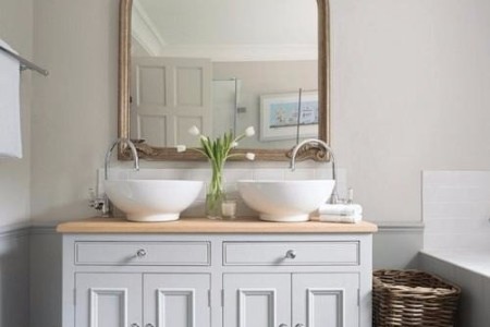 Gương là một món đồ trang trí không thể thiếu trong phòng tắm