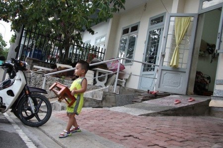 Hàng chục căn nhà lấn chiếm vẻ hè làm sân nhà