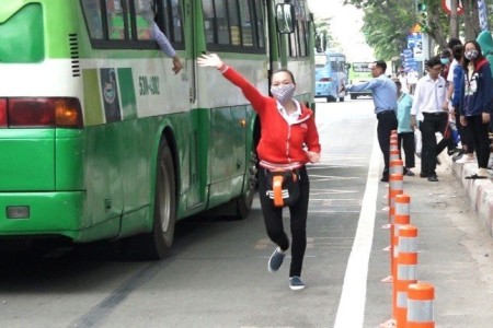 Trạm buýt lớn nhất thành phố di dời người Sài Gòn nhốn nháo