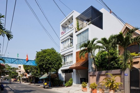 Ngạc nhiên với cánh cửa chính nhiều cách mở tại căn nhà phố quận 7, thành phố Hồ Chí Minh