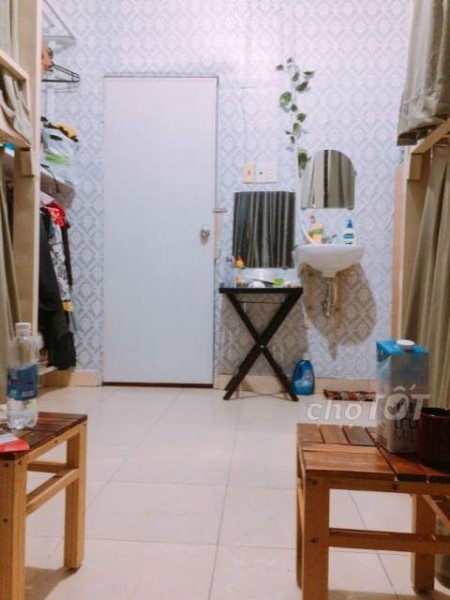 Phòng Dorm tại 214/B17 Nguyễn Trãi, Quận 1. DT 25m2, giá 1.3 triệu/tháng
