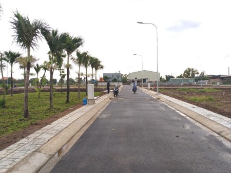 Đất tôi diện tích 300m2 ( 10 x 30 ) ,ngay trung tâm Đồng Xoài, shr