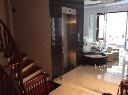 Trả nhà,Cho thuê gấp Phố Thái Hà 200 m2 x 1 tầng x mặt tiền 8m siêu đẹp