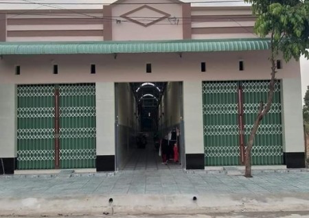 KD hàng xuất khẩu thua lỗ bán gấp dãy trọ 16p+2kiot shr, mặt tiền chợ, đối diện KCN, dân đông kín, giá chỉ 950tr