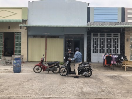 Thua độ đá banh bán gấp dãy trọ 10P+2kiot DT: 300m2 mặt tiền KD buôn bán, ngay KCN, dân đông, giá rẻ
