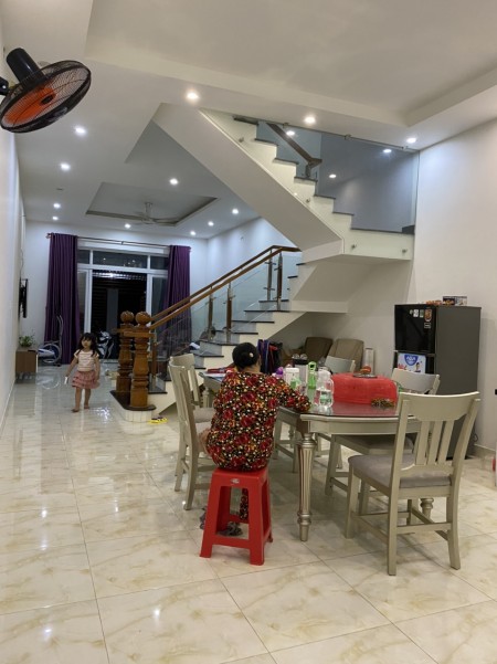 Gia đình xuống Quận 2 sinh sống cần bán căn nhà 1 trệt 1 lầu dtsd: 250m2. Sổ riêng, mặt tiền kinh doanh