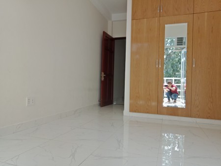 CHÍNH CHỦ Cho thuê phòng mặt tiền Trường Sa rất đẹp