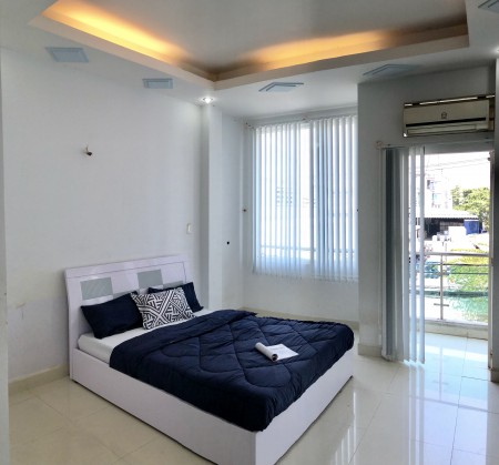Phòng mới, ban công, nội thất. Thuận tiện qua Quận 1