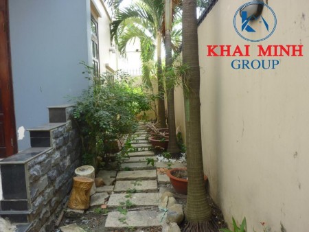Phòng nằm trong nhà Biệt Thự sân vườn, đường Bình Lợi, giá 3.5tr