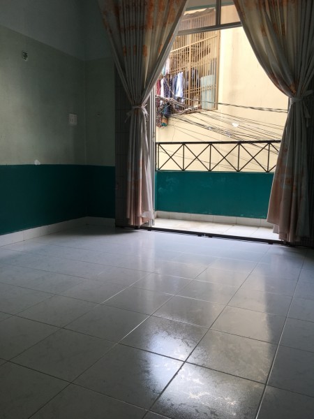 Phòng ban công rộng rãi thoáng mát ngay Lê Văn Sỹ