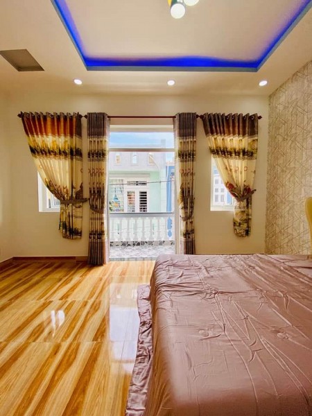 Nhà rẻ Quận 4 cho gia đình, 42m2 lô góc 3 tầng 4 phòng ngủ giá chỉ 3.35 tỉ