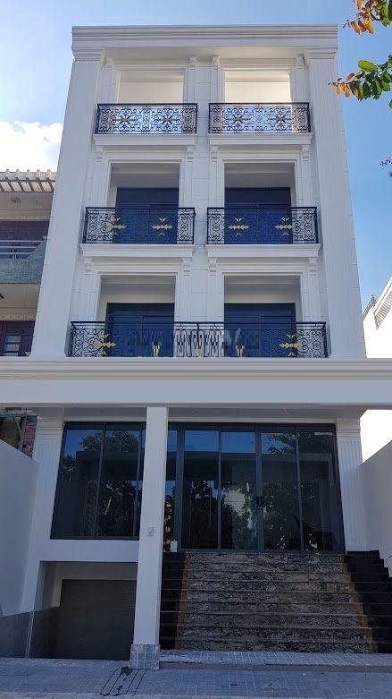 Tòa VP Trần Não hầm 4 sàn trống suốt thang máy 8x20m=mới 100%
