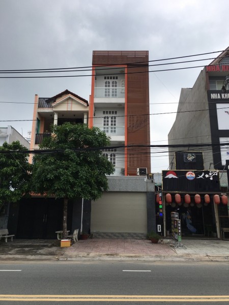 Lê Hồng Phong. DT 4 X 9. Nhà 3 Lầu. Trống suốt