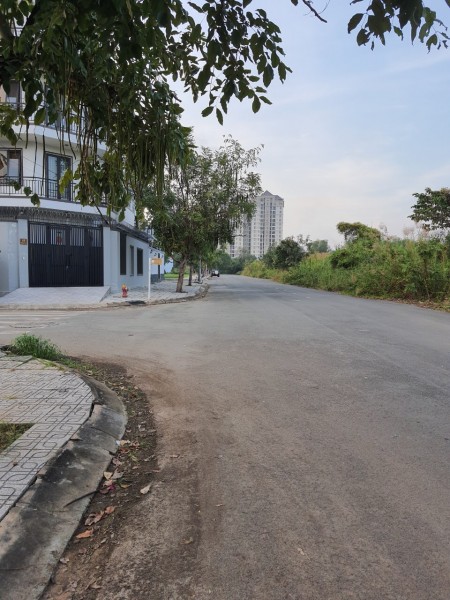 Bán gấp lô đất mặt đường Lê Văn Lương, Tân Phong, Quận 7 giá 1,8 tỷ, gần Lotte Q7