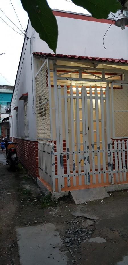 Kẹt tiền bán luôn 1.85 tỷ nhà 2 mặt tiền thị trấn Hóc Môn, SHR 41m2