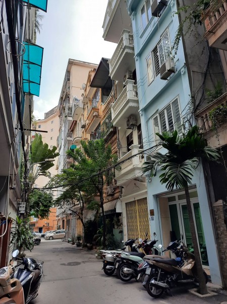 Nhà hiếm Cầu Giấy Quận, 5,8 tỷ, ô tô tránh trước nhà.