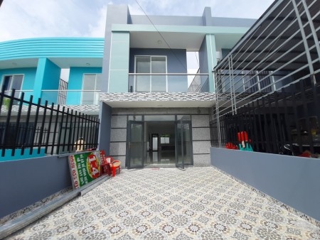Bán nhà 1 trệt 1 lầu 100m2 cách chợ Bình Chánh 1km, sổ hồng riêng và bảo hành 10 năm