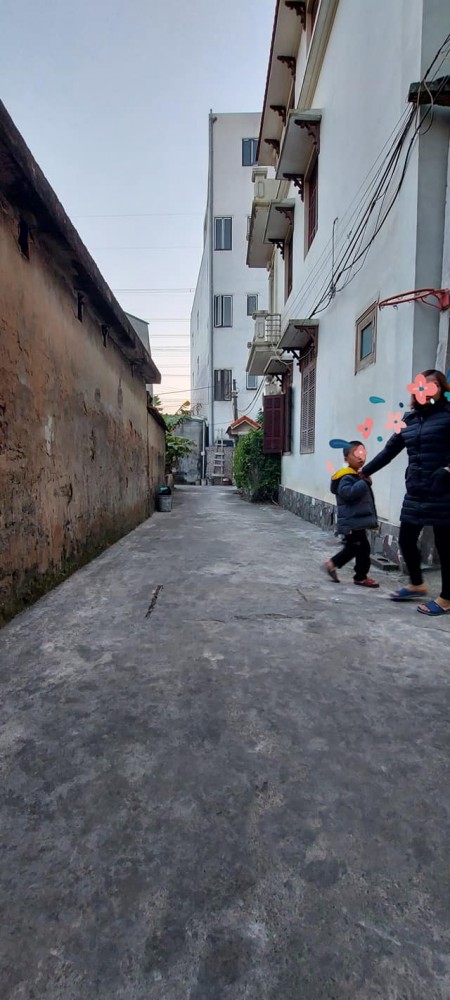 Bán nhà đường Kẻ Tạnh, P. Giang Biên 40m2 x 3T, 5m MT, giá 1.95 tỷ, Lô góc, Ô tô.