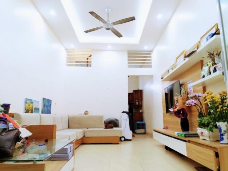 Bán nhà Đường Láng, 3 phút ra Ngã Tư Sở – TT Đống Đa, DT 37m2, MT 3,5m. Giá nhỉnh 3 tỷ.