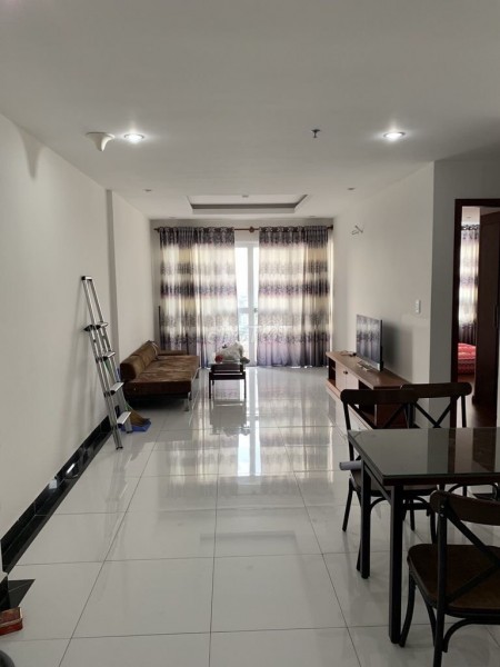 Cho thuê chung cư Giai Việt 2 phòng ngủ, nội thất cơ bản