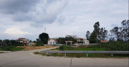 Bán lô đất mặt tiền UBND xã Tịnh Hà. Hơn 200 m2 ONT. Giá tốt. LH 0934 192 309