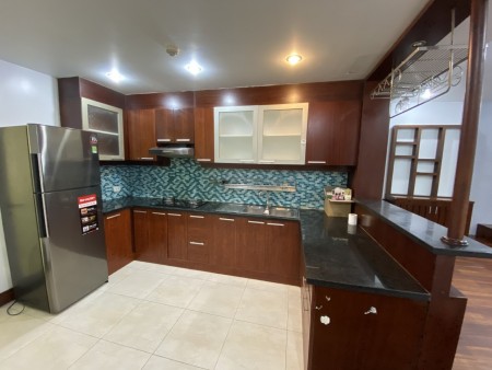 Cần bán căn hộ chung cư Hùng Vương Plaza, Diện tích:130m2, giá 5.65tỷ ( sổ hồng )