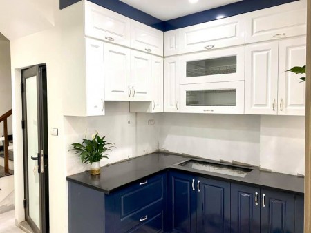 Bán gấp nhà đẹp Ngọc Lâm 36m2, 5 tầng, Mt 3.3m, ô tô đỗ cửa, lô góc, nội thất đẹp, 4.3 tỷ