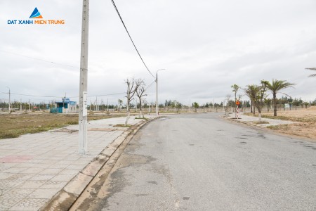 Cần bán lô đất 100 m2, đường 20m5, cách biển 500 m