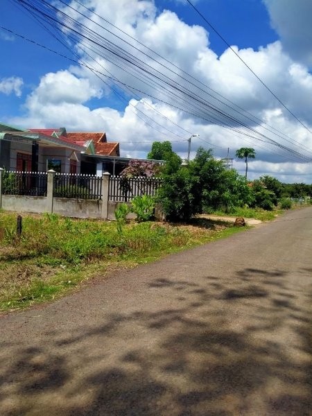 Có lô đất ngang 32m x 68m diện tích 2200m2 cần tiền bán 580 triệu