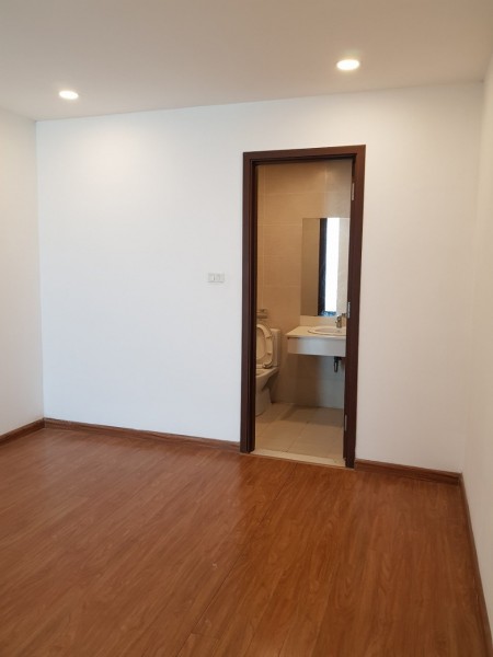Cho thuê Chung cư Hà Nội Center Point Hoàng Đạo Thúy 2 ngủ cơ bản 64m2 10.5 triệu. Lh 0377983070