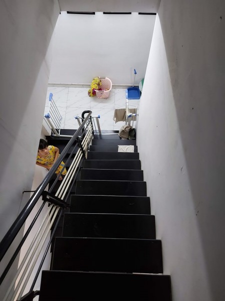 Chuyển công tác cần bán lại căn nhà 3 tầng hẻm 870 Lạc Long Quân, (4,3*13) Giá 4,55T.