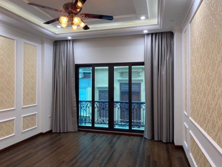 Bán gấp nhà Mặt ngõ 117 Thái Hà giá 2.2 tỷ, DT 22m2. oto cách 10m