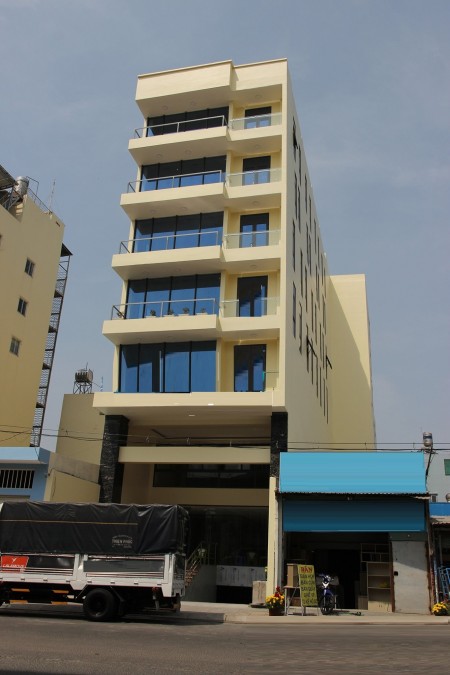 Trương Công Định, Phường 2, mặt tiền suốt 5 lầu. DT: 5.2 X 18