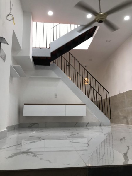 Cần tiền bán gấp nhà Hồng Bàng, F.16, Quận 11. DT 33.6m2. Giá 3.45 tỷ.