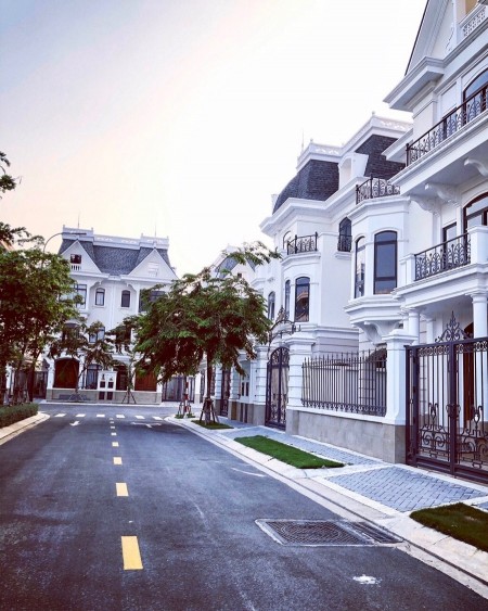 Bán biệt thự Victoria Village Quận 2 đối diện công viên, DT 200m2, nhà thô, giá bán tốt 30 tỷ