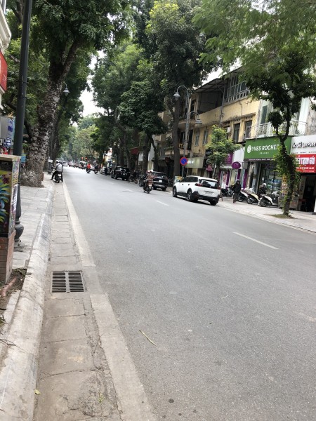 Cần bán gấp nhà mặt phố Bà Triệu mặt tiền 11m, 410m2 giá 195 tỷ