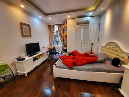 Bán gấp CHCC TĐC Hoàng Cầu giá 2,2 tỷ, 61m2, giáp hồ, giao luôn