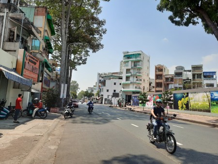 Bán nhà hẻm 3,5m Phan Văn Trị P7 Q5. DT: 3,7m x 12m Hiện trạng: trệt lầu.