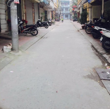 HUỲNH THÚC KHÁNG 35M, 4 TẦNG VỊ TRÍ VÀNG MẶT PHỐ Ô TÔ VÀO NHÀ SỔ VUÔNG PHÂN LÔ VỈA HÈ