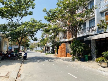 Ngộp vốn sang gấp lô đất ngay góc ngã tư đối diện trường học, mặt tiền đường lớn Tỉnh Lộ 10, sổ sẵn