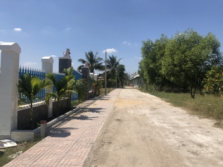 Bán đất sổ sẵn ngay mặt tiền đường thị trấn