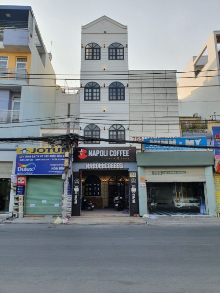 Cho Thuê Nhà Nguyên Căn Mặt tiền đường Lạc Long Quân ( 600m2 )