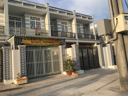 Nhà 1 trệt 1 lầu nằm trên tỉnh lộ 826 gần chợ Bình Chánh liền kề giá nhà 1 tỷ 2