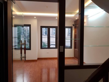 Bán nhà Dương Quảng Hàm. 45m2. Ô tô vào nhà. Lô góc giá 5.7 tỷ